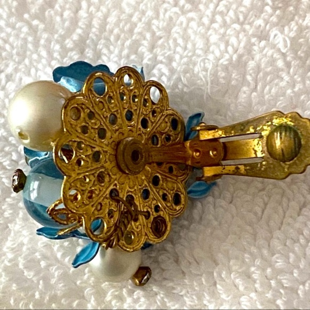 Vintage Mid-Century Enamel, Rhinestones & Pearl Blue Flower Clip On Earrings - Picture 9 of 11